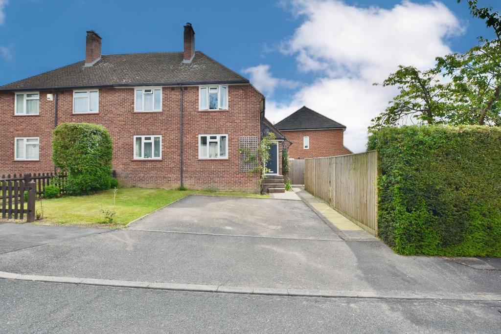 Dene Way, Donnington, Newbury 3 bed semidetached house £1,750 pcm (£