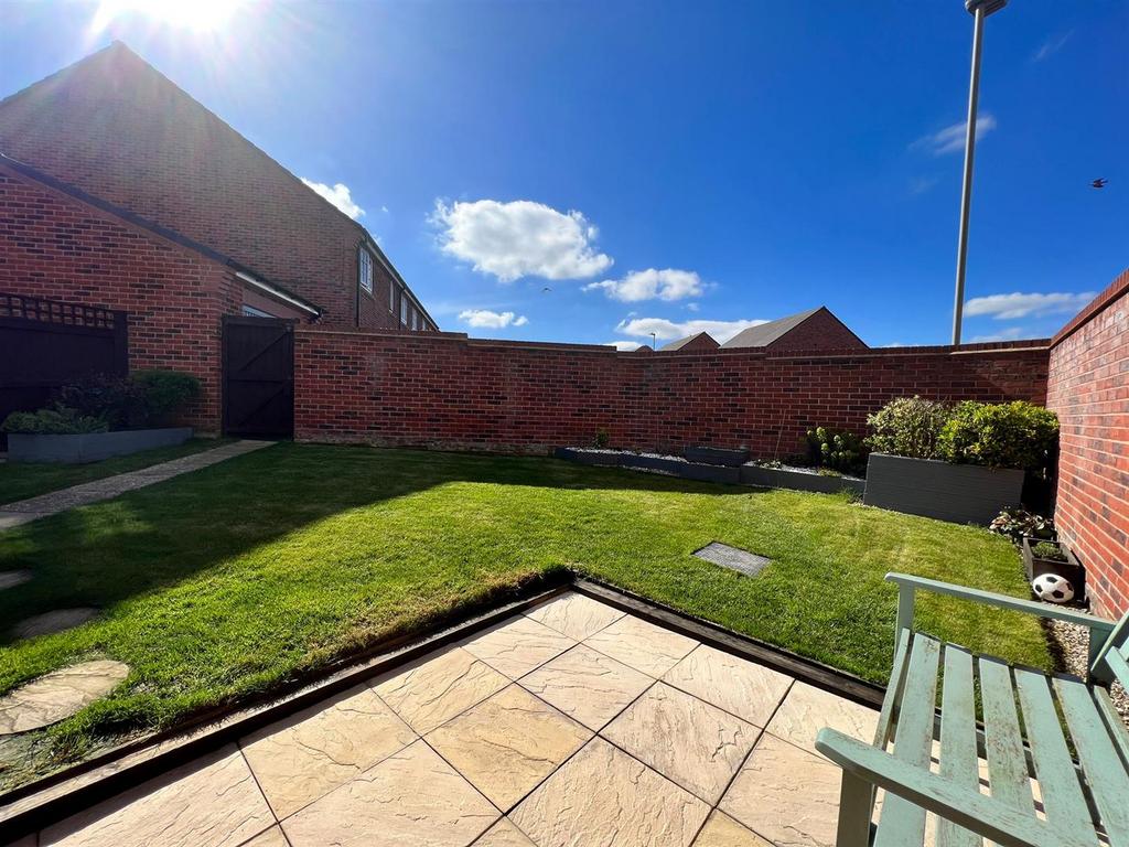 Redfield Way, Eastfield, Scarborough 3 bed end of terrace house £200,000