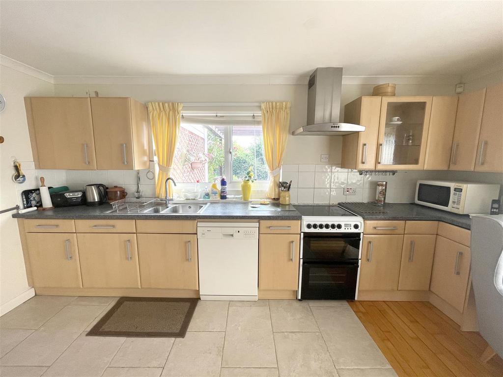 Rowley Road, Glastonbury 3 bed detached bungalow £425,000