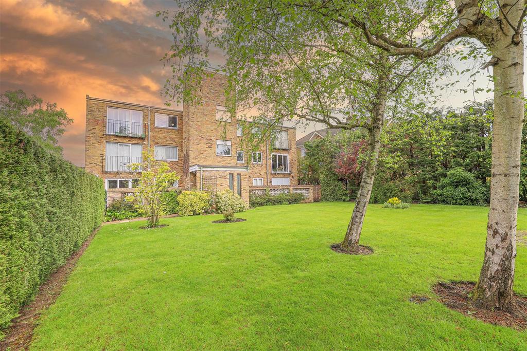 Dukes Lodge, Eastbury Avenue, Northwood 2 bed flat for sale £525,000