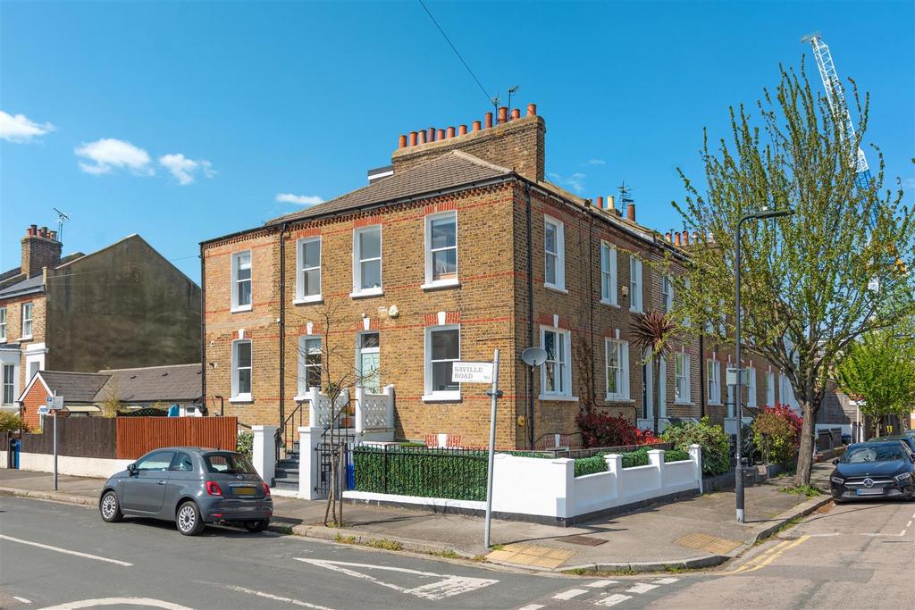 Priory Road, London, W4 2 bed flat for sale £450,000