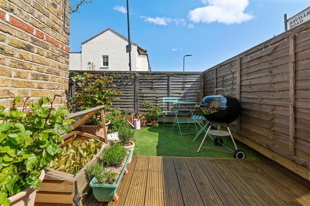 Priory Road, London, W4 2 bed flat £450,000