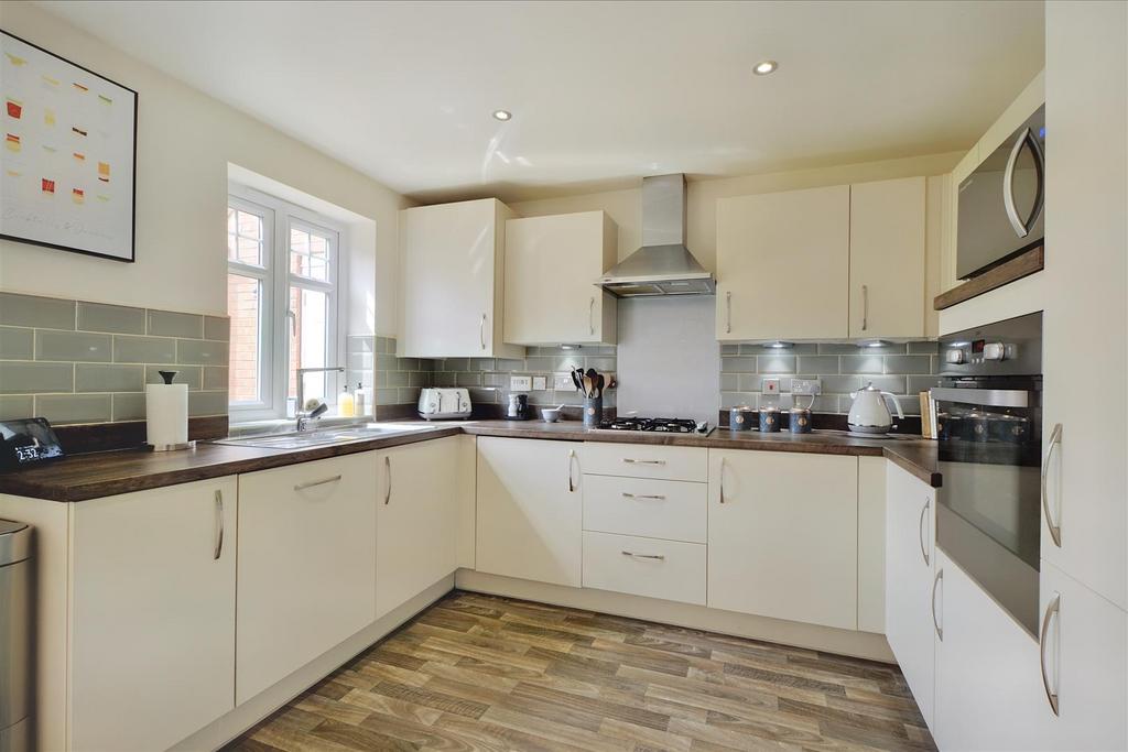 Kitchen 2.jpeg