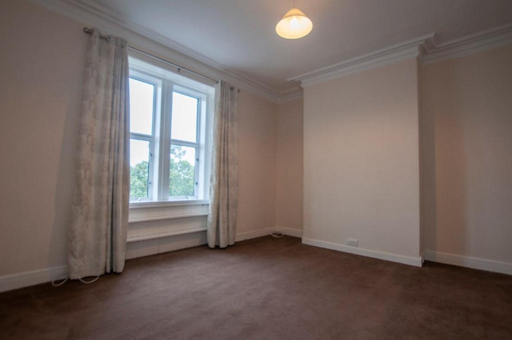 14H Ashley Terrace, Alloa, FK10 2BA 1 bed flat £475 pcm (£110 pw)