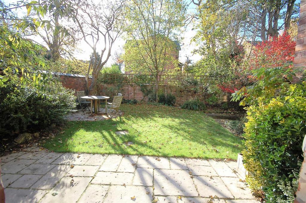 Talford Grove, West Didsbury 4 bed apartment £2,100 pcm (£485 pw)