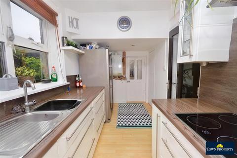 7 Cavalry Crescent, Eastbourne, BN20 8NT