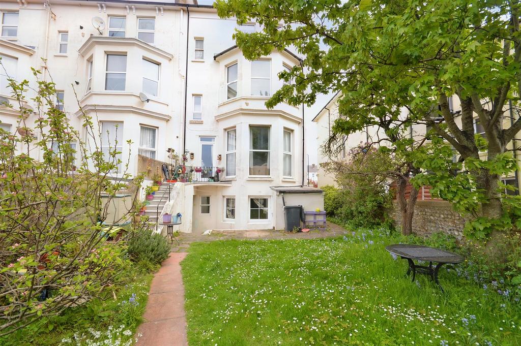 Upperton Gardens, Eastbourne 2 bed flat for sale £174,950
