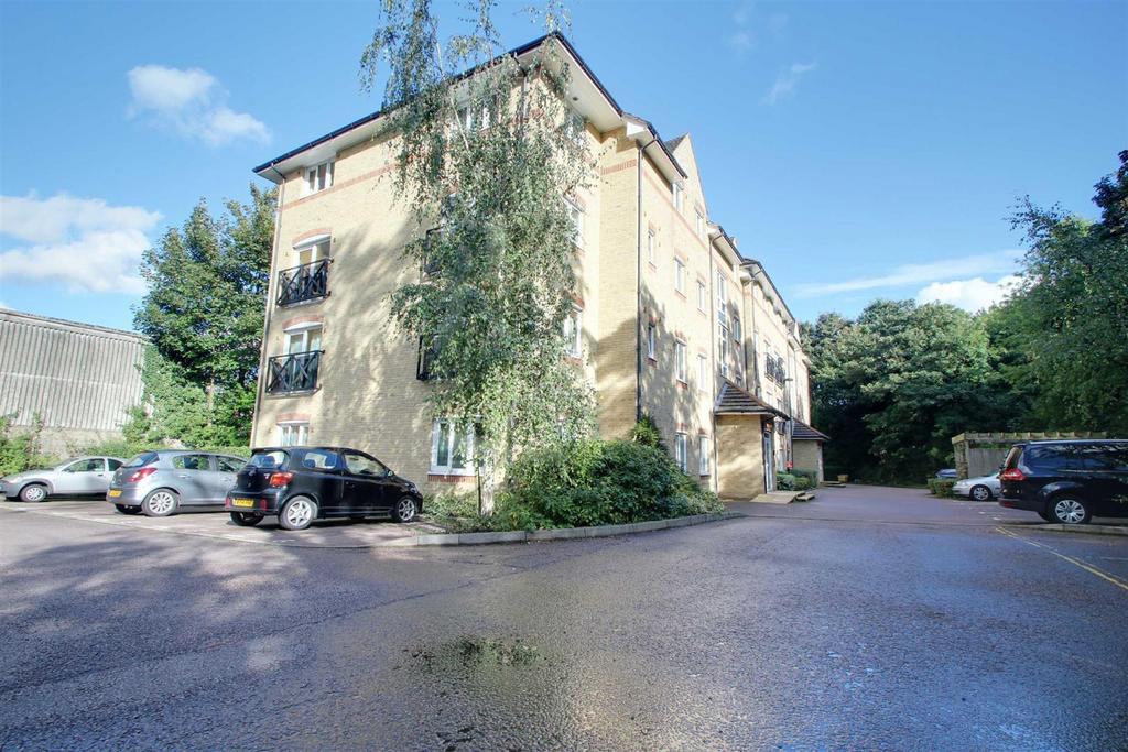 Malin Court, Hemel Hempstead 2 bed apartment £1,250 pcm (£288 pw)