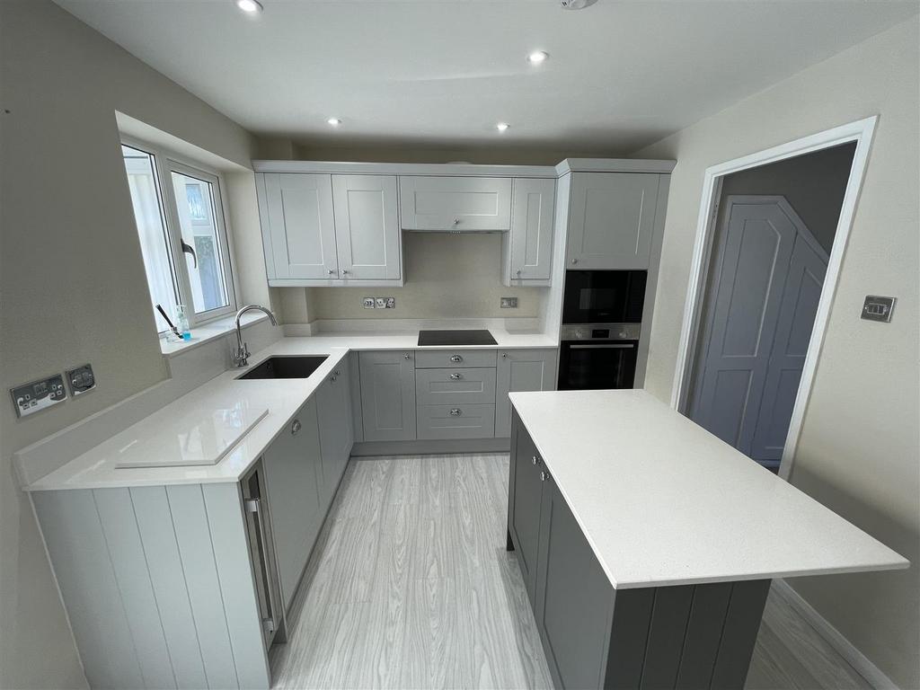 Kemble Drive, Shrewsbury 2 bed semidetached house £875 pcm (£202 pw)