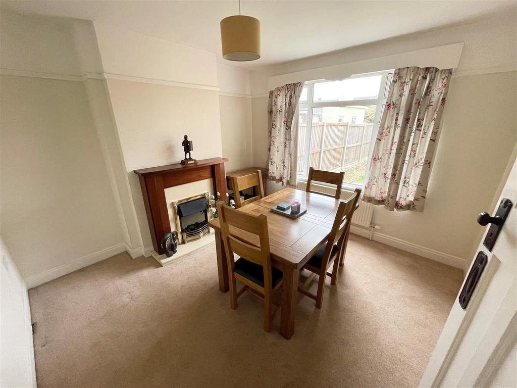 Nine Elms Road, Longlevens, Gloucester 3 bed semidetached house £310,000