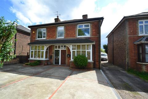 2 bedroom maisonette to rent, Brighton Road, Horley