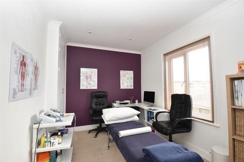 2 bedroom maisonette to rent, Brighton Road, Horley