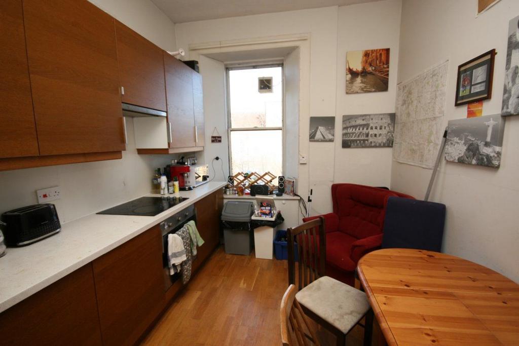 West Preston Street, Edinburgh 4 bed flat £2,400 pcm (£554 pw)