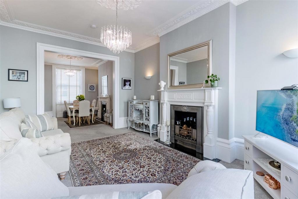 Oriental Place, Brighton 2 bed apartment for sale £550,000