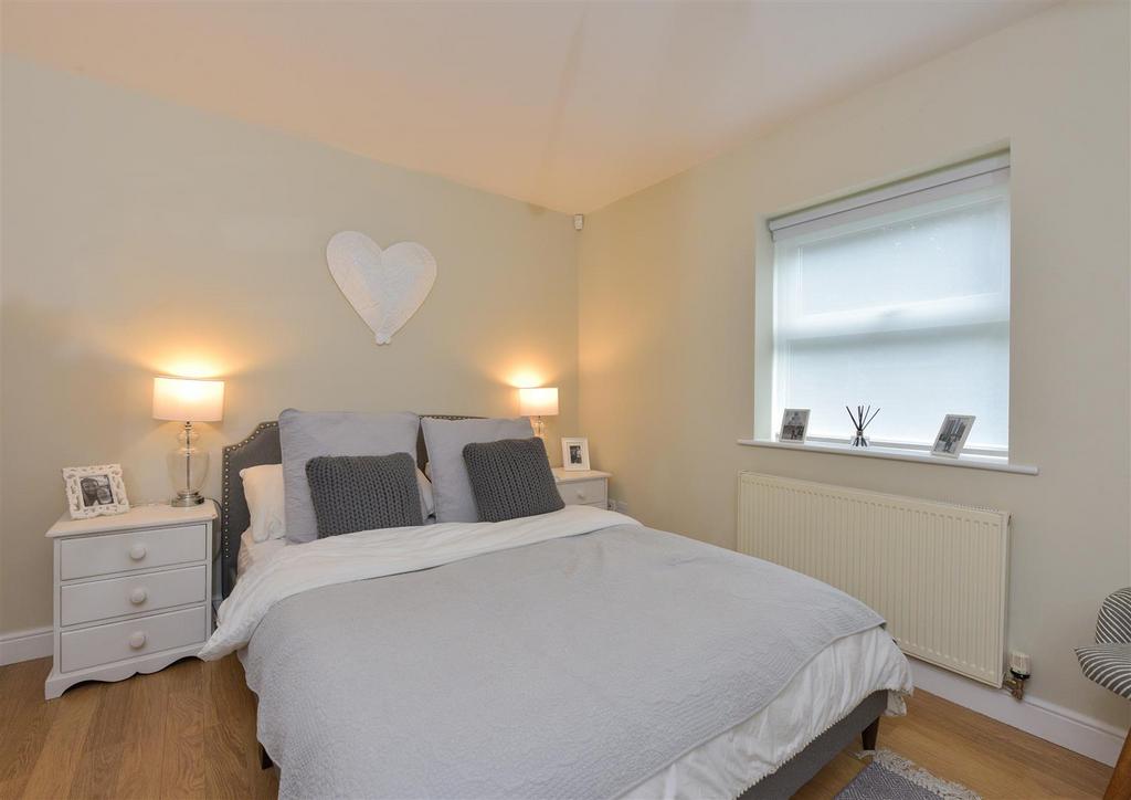 20a Vicarage Rd 002.jpg
