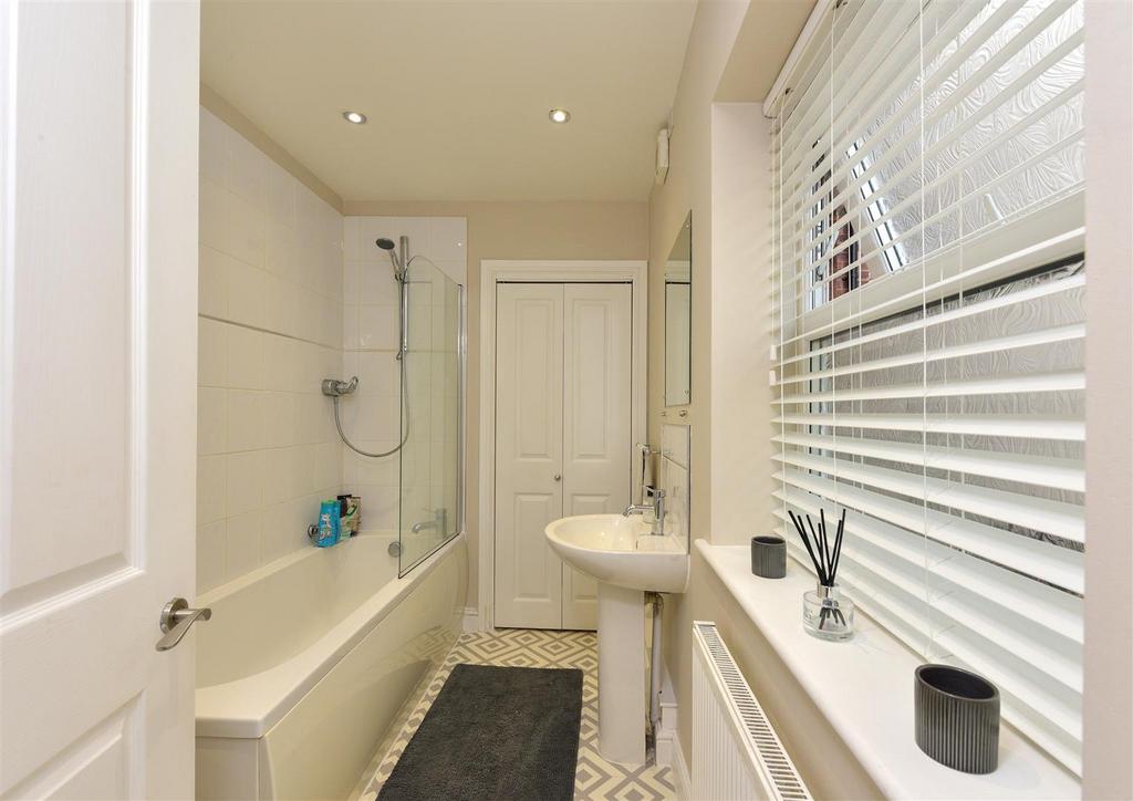 20a Vicarage Rd 005.jpg