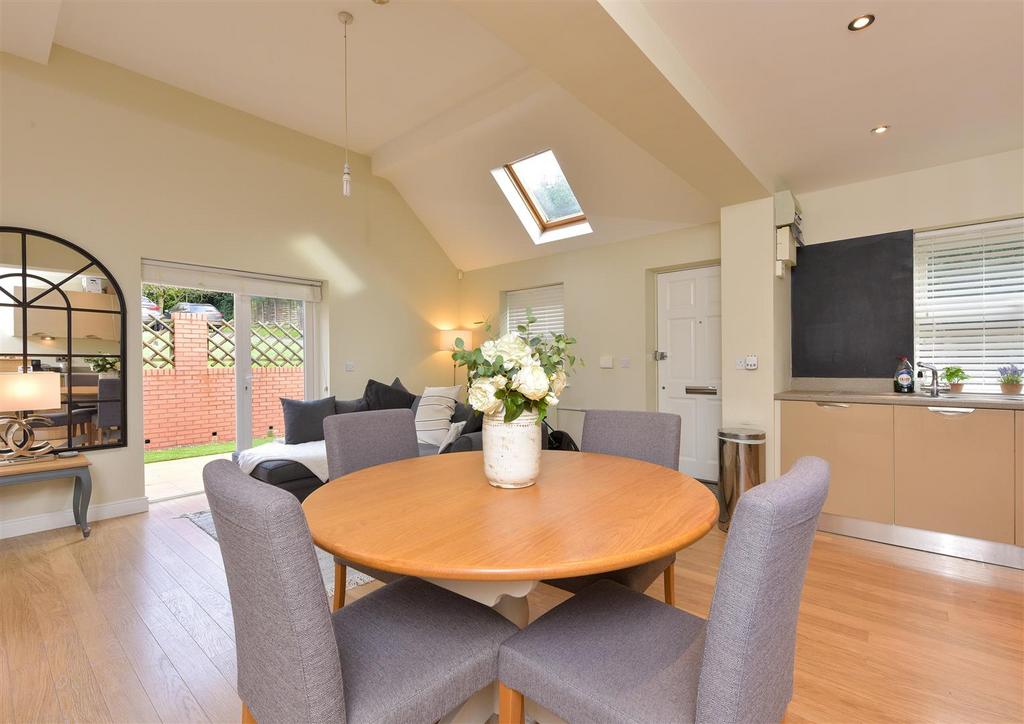 20a Vicarage Rd 014.jpg