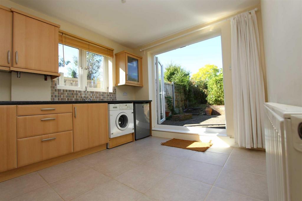 Alfred Road, Buckhurst Hill 2 bed cottage £1,800 pcm (£415 pw)