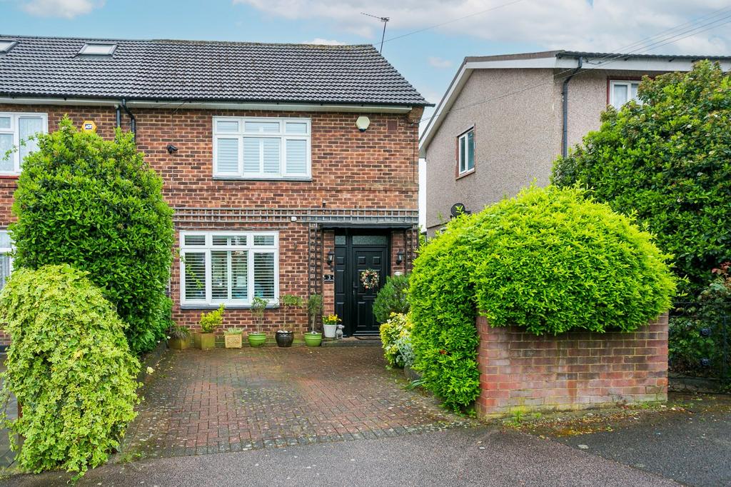 Hoylake Gardens, Watford, Hertfordshire, WD19 2 bed semidetached house for sale £450,000