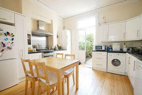 2 bedroom flat to rent, Narbonne Avenue, Clapham, London