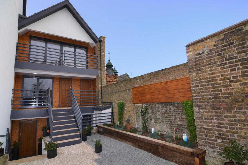 Third Cross Road, Twickenham, Middlesex, UK, TW2 2 bed apartment to