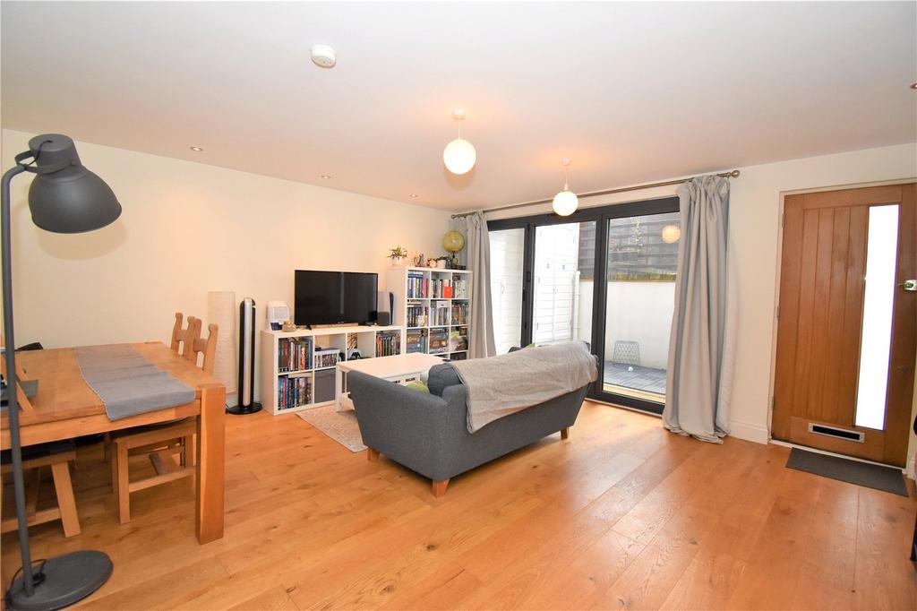 Third Cross Road, Twickenham, Middlesex, UK, TW2 2 bed apartment £