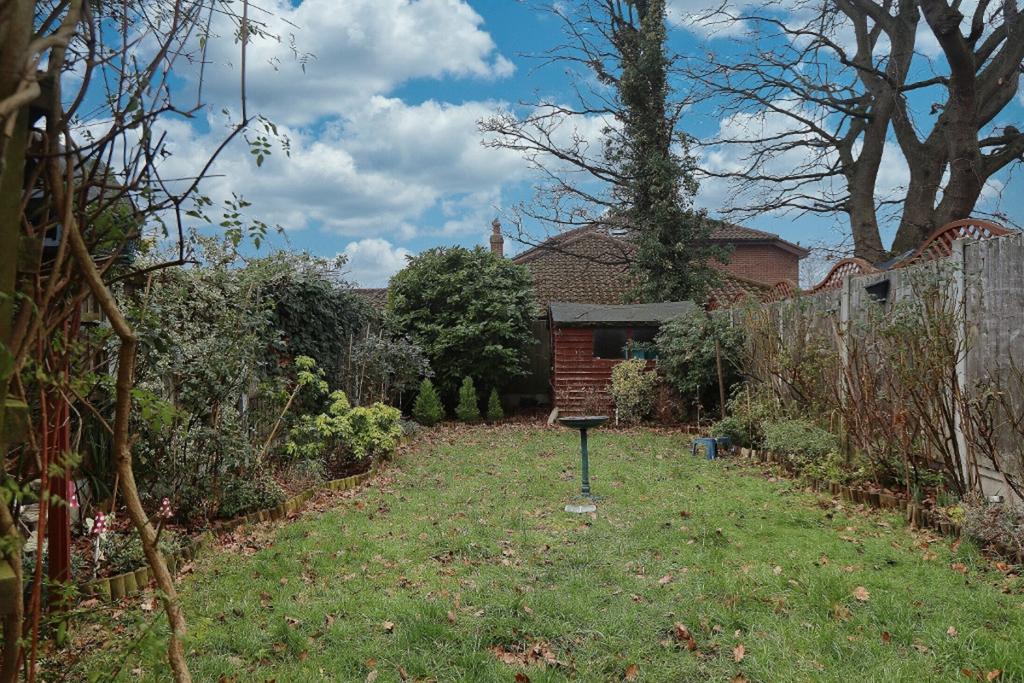 Mount Pleasant Road, Collier Row, RM5 3 bed end of terrace house for