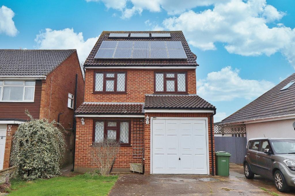 Mount Pleasant Road, Collier Row, RM5 3 bed detached house for sale £