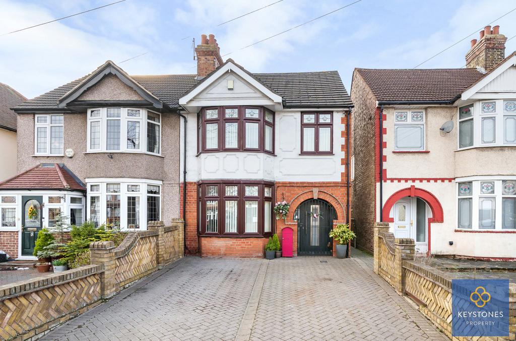 Collier Row Lane, Collier Row, RM5 3 bed end of terrace house for sale