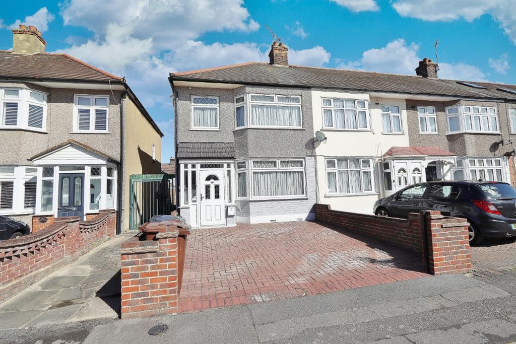 Pemberton Gardens, Chadwell Heath, RM6 3 bed semidetached house for
