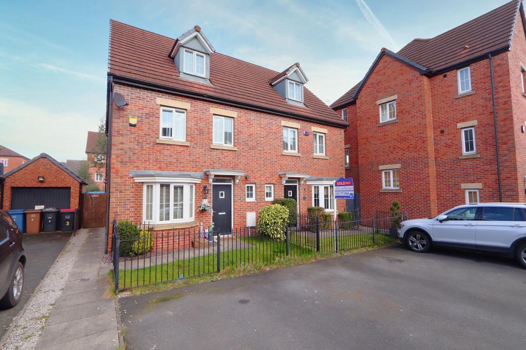 Mona Way, Irlam, M44 4 bed semidetached house for sale £315,000