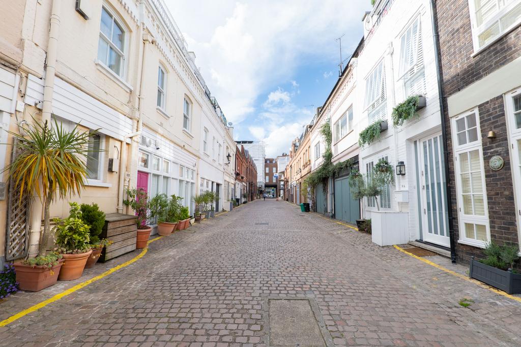 Adam and Eve Mews, Kensington, London, W8 2 bed mews to rent £3,575