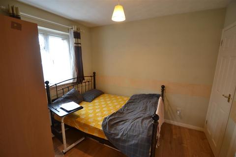 27 Grasmere Close, Feltham, TW14 9QW