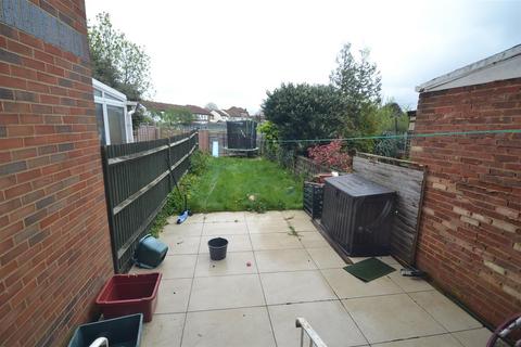 27 Grasmere Close, Feltham, TW14 9QW