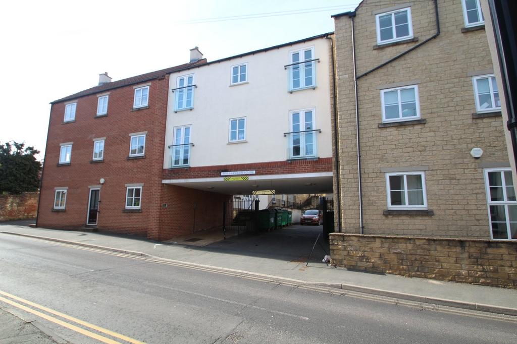 Squires Close, Sherburn in Elmet... 2 bed flat to rent £850 pcm (£196 pw)