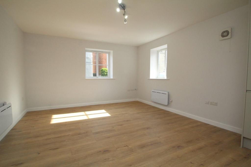 Squires Close, Sherburn in Elmet... 2 bed flat to rent £850 pcm (£196 pw)