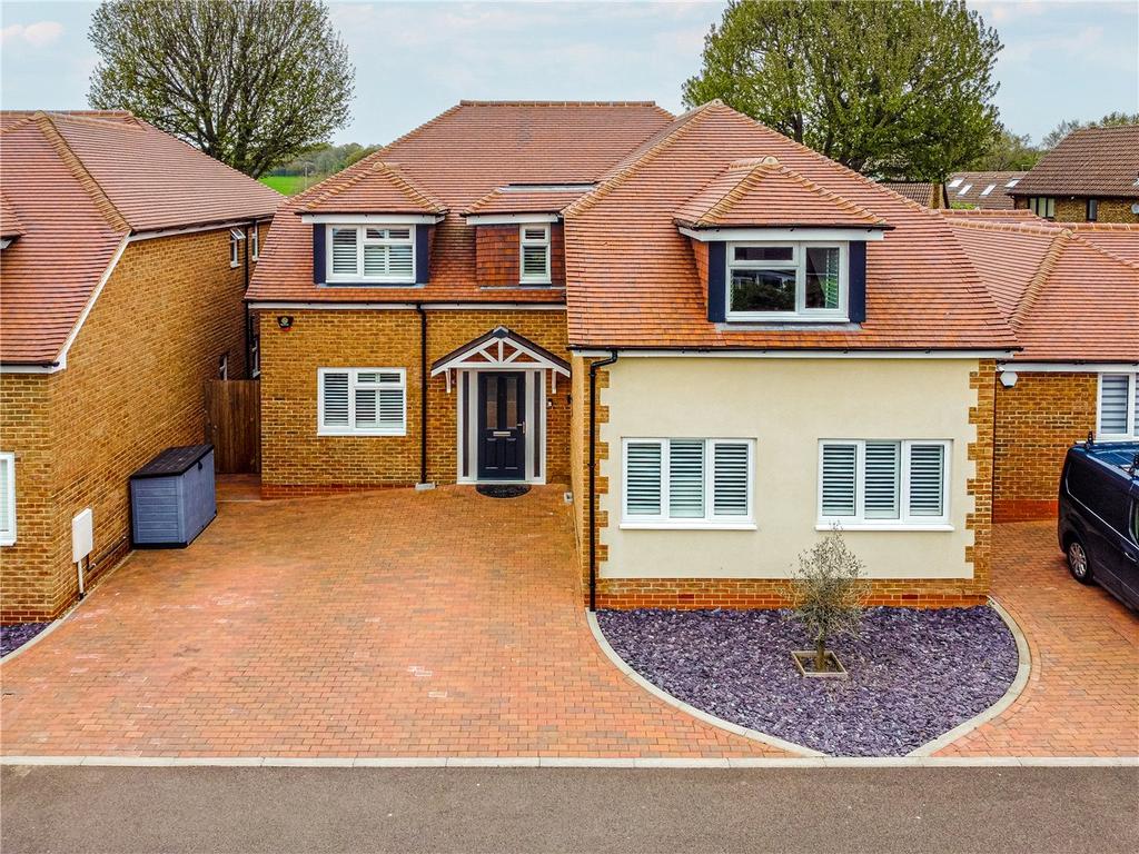 Hawthorn Crescent, Caddington, Luton, Bedfordshire 4 Bed Detached House ...