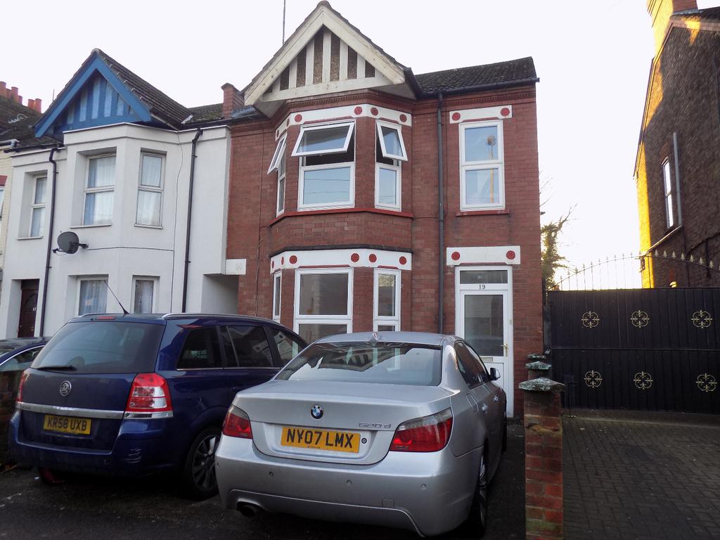 Biscot Road, Luton, Bedfordshire 4 bed end of terrace house to rent £