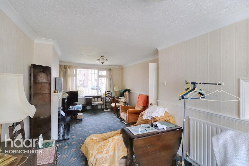 Wiltshire Avenue, Hornchurch 3 bed semidetached house for sale £400,000