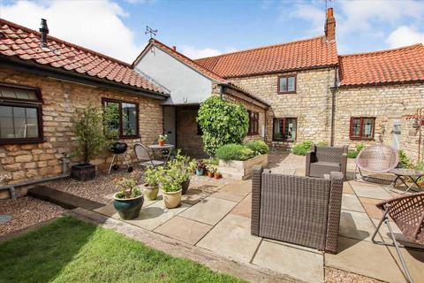 4 bedroom semi-detached house for sale - East Road, Navenby, Lincoln