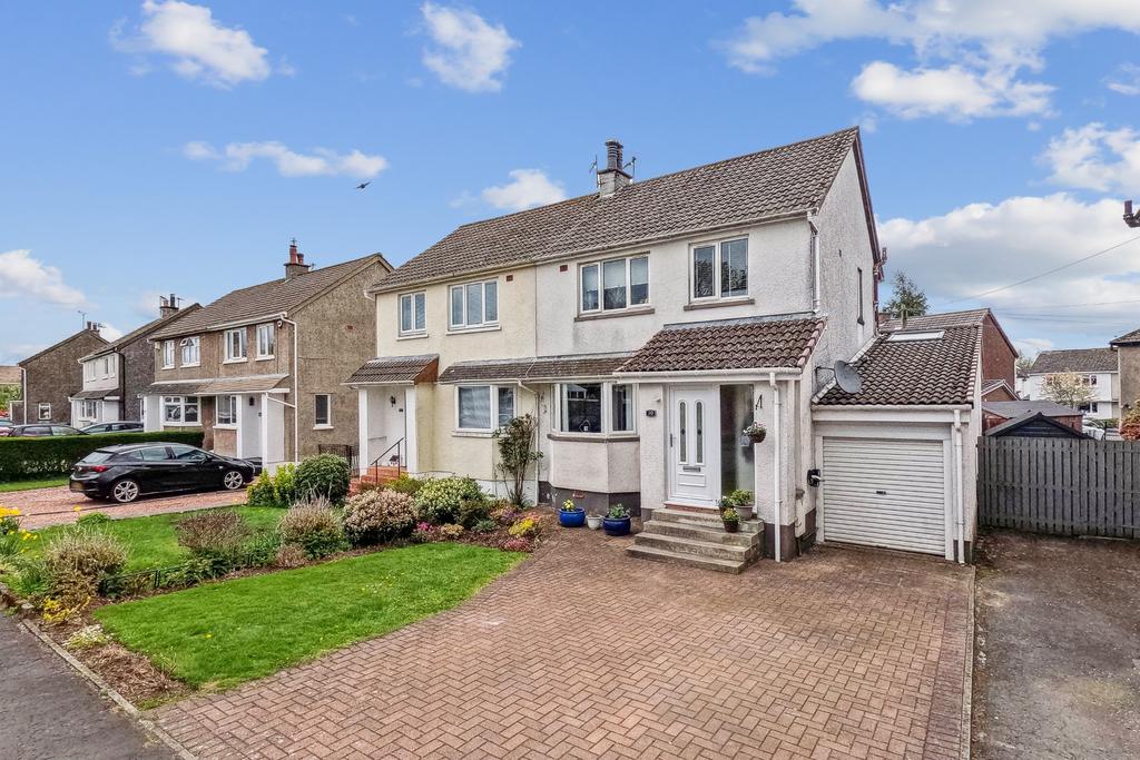 Craigbank Crescent, Eaglesham, Glasgow, G76 0DX 3 bed semidetached