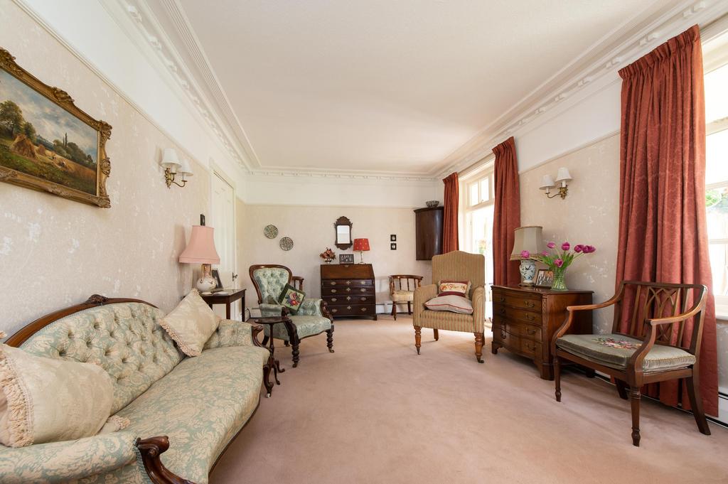 Moultrie Road, Rugby, Warwickshire, CV21 5 bed detached house for sale