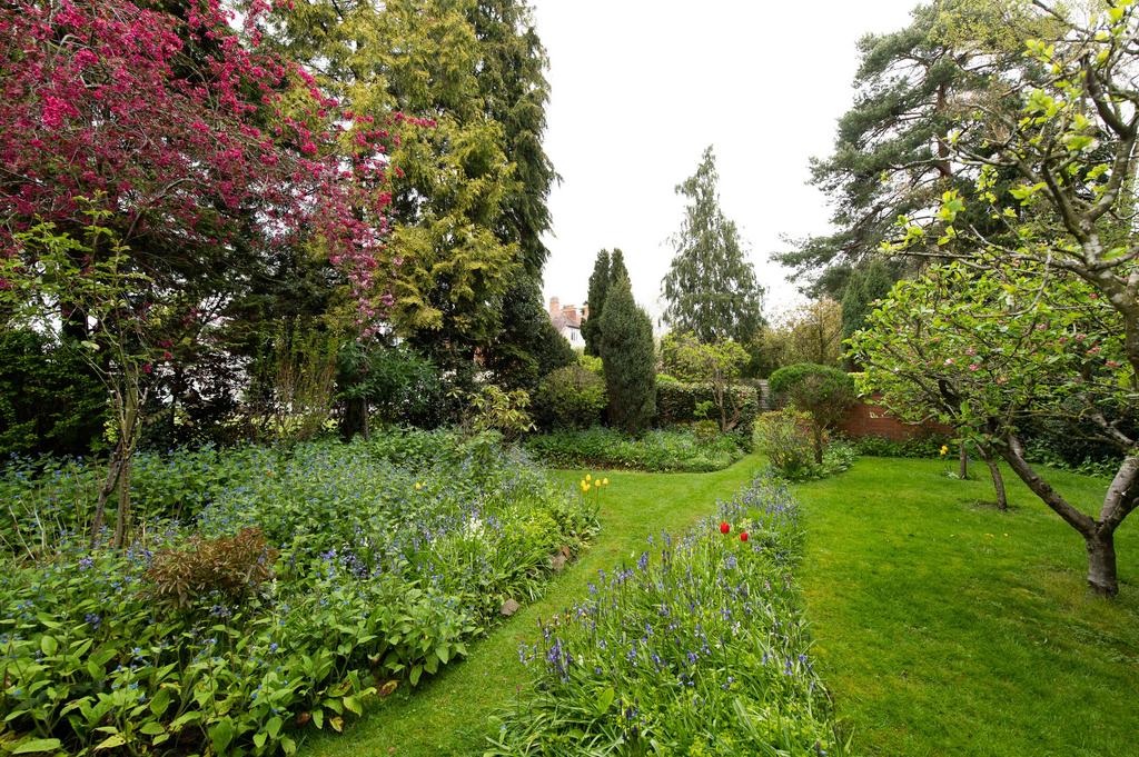 Moultrie Road, Rugby, Warwickshire, CV21 5 bed detached house for sale