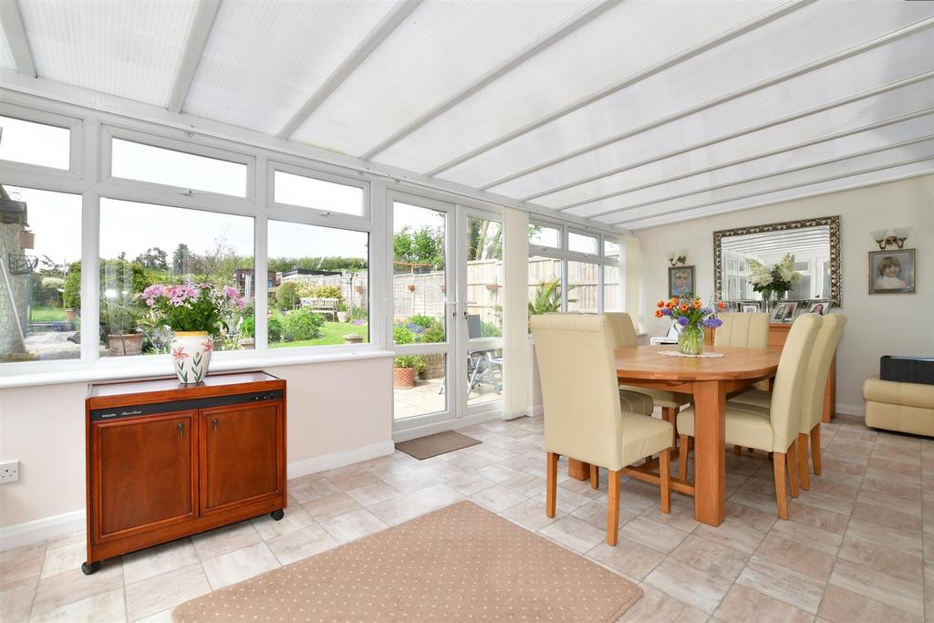 Green Farm Lane, Shorne, Gravesend, Kent 2 bed detached bungalow for