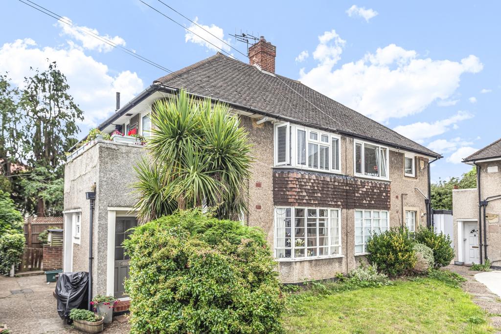 Grove Close, Kingston, KT1 2 bed £1,650 pcm (£381 pw)