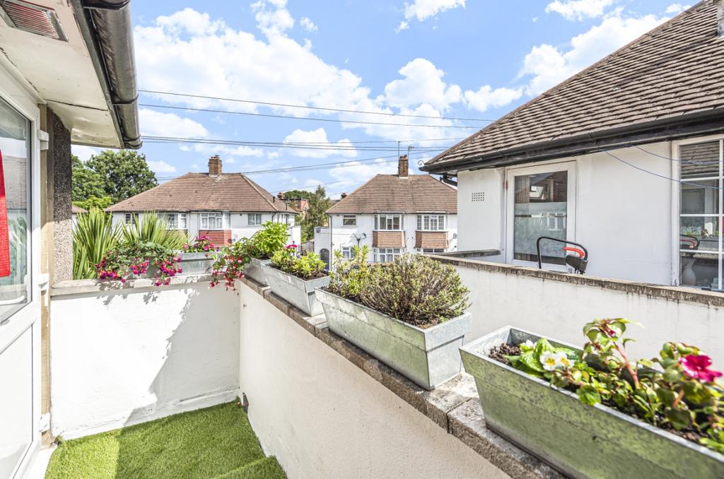 Grove Close, Kingston, KT1 2 bed £1,650 pcm (£381 pw)