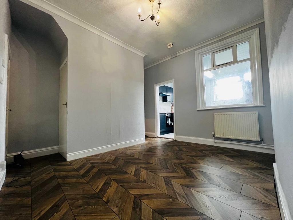 Queens Road, Chadderton 2 bed terraced house £800 pcm (£185 pw)