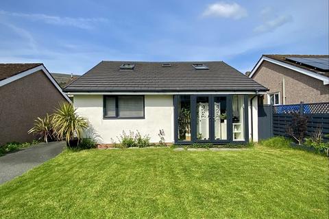 3 bedroom bungalow for sale, Oakfield Drive, Crickhowell, Powys.