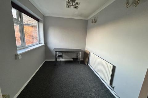 3 bedroom flat to rent, Staines-upon-thames,  Surrey,  TW19