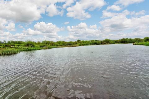 2 bedroom houseboat to rent, Blagdon Water, Holsworthy EX22